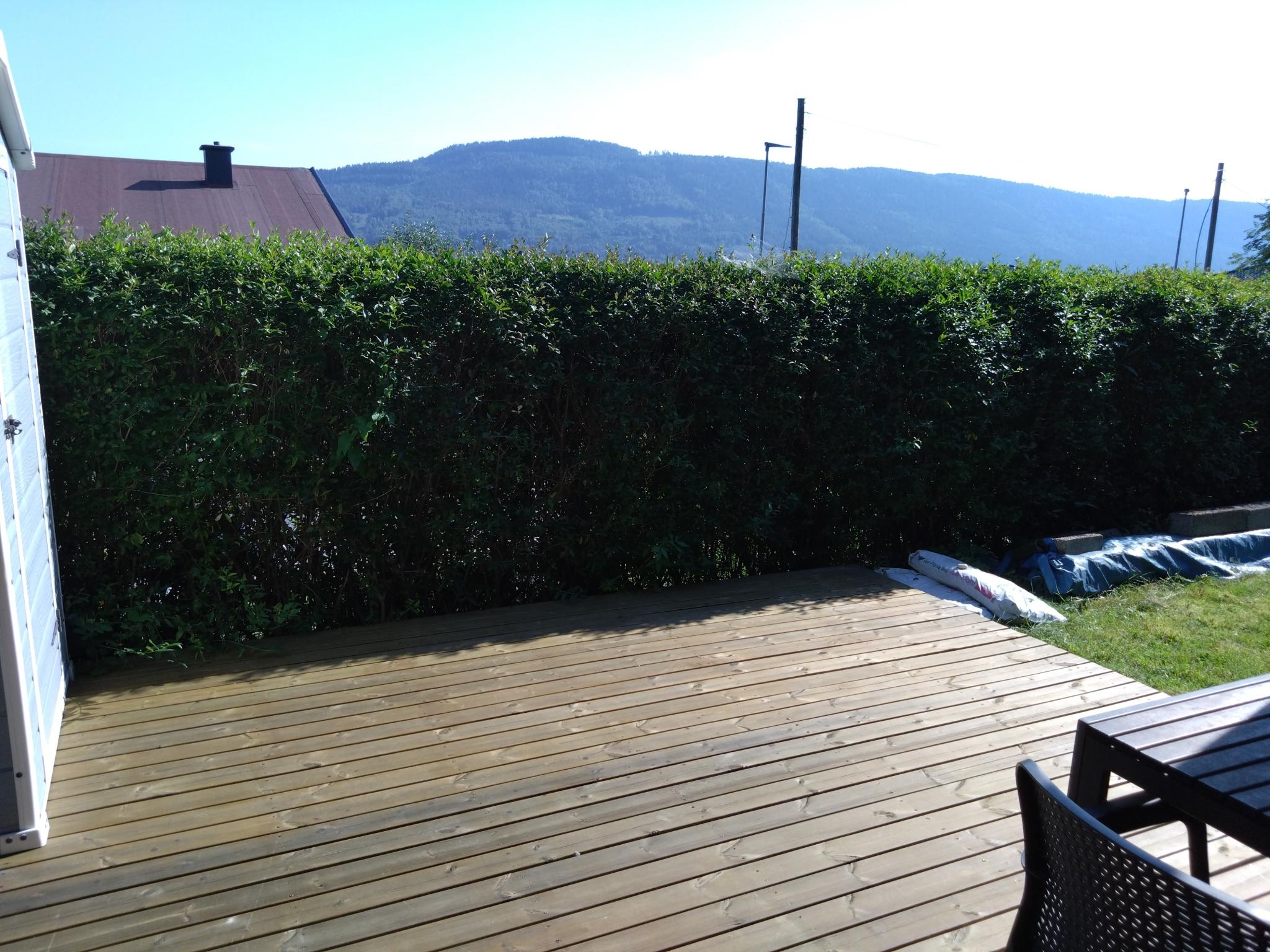 Terrassen er romslig og med lite innsyn fra andre